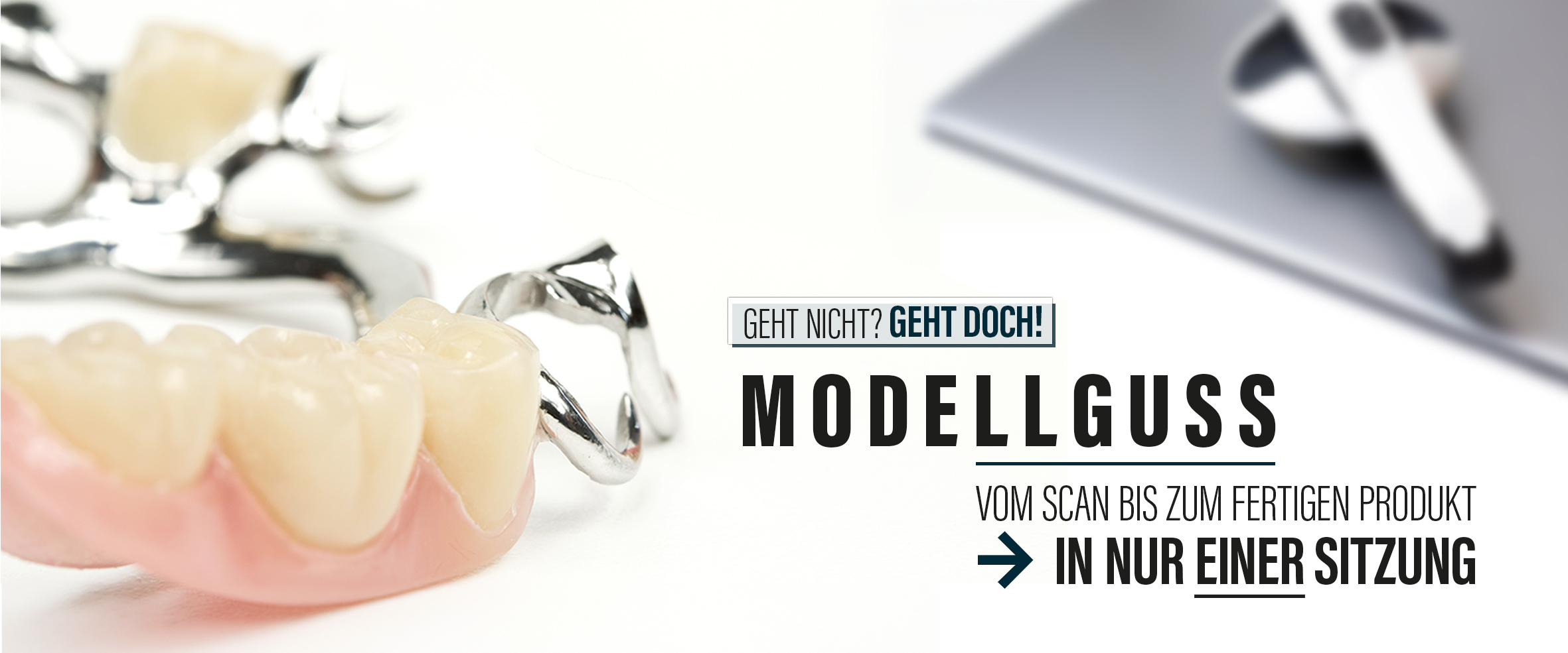 Motiv einer Modellgussprothese mit aufgestellten Zähnen, im Hintergrund verschwommen der Intraoralscanner, dazu eine kurze Erklärung "Geht nicht? Geht doch! Modellguss, von Scan bis zum fertigen Produkt -> in nur einer Sitzung"